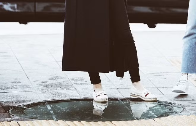 Nhờ mang đến diện mạo tự nhiên, nữ tính pha chút vintage, nên giày đế cói cũng được Black Pink sủng nịnh không kém. 