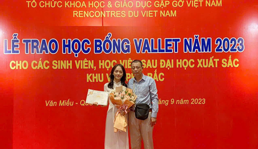 Đàm Thị Thu Thuỷ, sinh viên K16B Dược, trường Đại học Y – Dược (ĐH Thái Nguyên) vinh dự nhận học bổng Vallet tại Di tích Văn Miếu - Quốc Tử Giám (Hà Nội).
