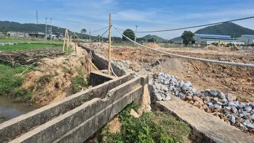 Công ty Đại Dũng Nghi Sơn thi công nhà máy, phá hơn 100m kênh thuỷ lợi.