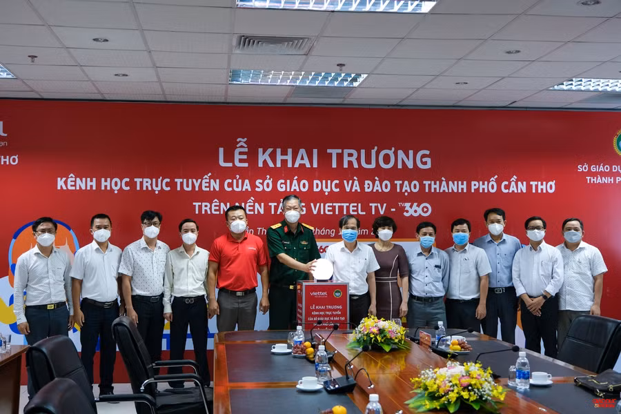 Các đại biểu tham dự thực hiện nghi thức ra mắt kênh học tập trực tuyến.