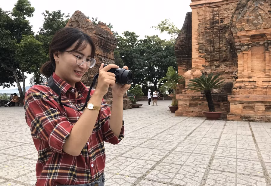 Hình ảnh phóng viên Lưu Thu Thảo trong một lần đi tác nghiệp (NVCC).