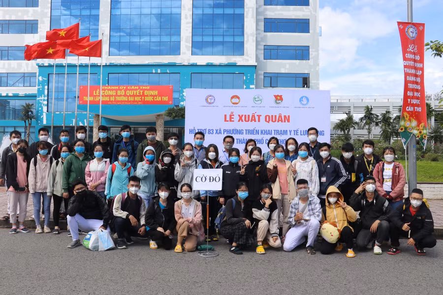 Các bạn sinh viên y 5 trường ĐH Y dược Cần Thơ chụp ảnh lưu niệm trước khi lên đường hỗ trợ huyện Cờ Đỏ chống dịch (ĐH Y Dược Cần Thơ cung cấp).