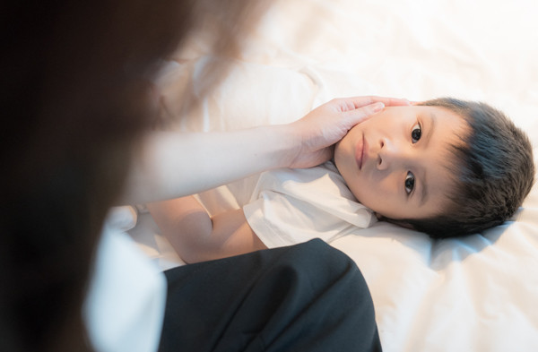 Bé Gia Phúc rất buồn mỗi lần phải tạm biệt để mẹ về Việt Nam. quynh-chi-khong-buon-khi-biet-chong-cu-da-co-ban-gai-moi-7