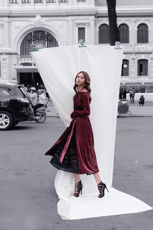 Nhung tuyết đỏ đậm được sử dụng để mang đến cácmẫu áo jacket, áo choàng dáng dài. Những món đồ dễ dàng mix - match cùng các mẫu váy sexy, giúp bạn gái sành điệu trong không khí dịu mát của những ngày cuối xuân. phi-phuong-anh-noi-bat-cung-trang-phuc-hot-trend-2