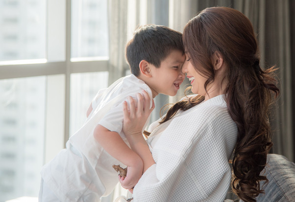 Sau những sóng gió, mẹ con Quỳnh Chi đã có những giây phút an yên bên nhau. quynh-chi-khong-buon-khi-biet-chong-cu-da-co-ban-gai-moi-3