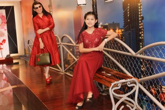 Phi Nhung diện hàng hiệu khoe nhan sắc tuổi 44