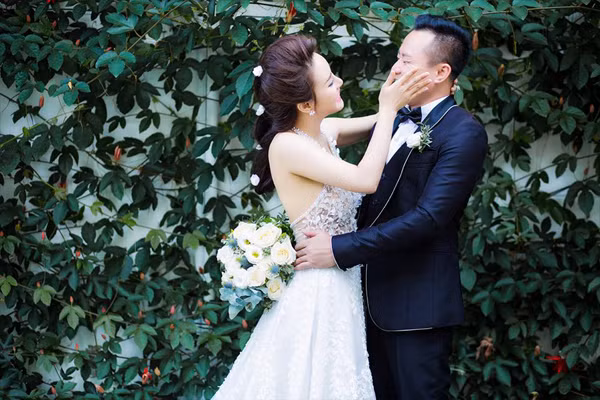 Lần đầu tiênVy Oanhchia sẻ ảnh cưới của vợ chồng cô với khán giả. vy-oanh-lan-dau-khoe-anh-cuoi-voi-chong-dai-gia