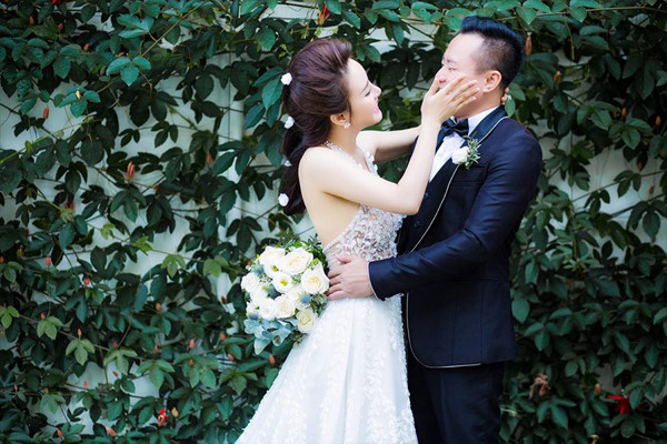 Lần đầu tiênVy Oanhchia sẻ ảnh cưới của vợ chồng cô với khán giả. vy-oanh-lan-dau-khoe-anh-cuoi-voi-chong-dai-gia