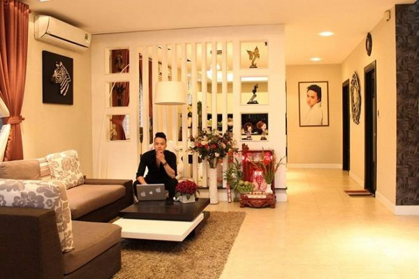 Sự thật thì đây là sản phẩm photoshop. Bức ảnh thật là nhà của nam ca sĩ Cao Thái Sơn. nha-sang-chanh-cua-son-tung-thuc-chat-la-biet-thu-cua-cao-thai-son-2