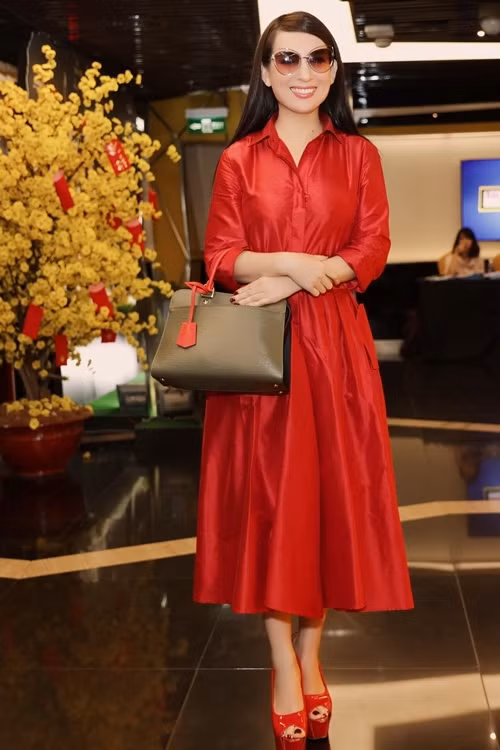 Phi Nhung diện hàng hiệu khoe nhan sắc tuổi 44