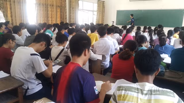 Lớp học miễn phí của Quang thường rất đông học sinh học