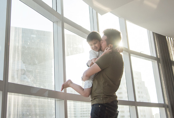 Nhóc tỳ được bố và bà nội hết mực yêu thương, cưng chiều. Chồng cũ của Quỳnh Chi hiệnsống và làm việc tại Mỹ cùng mẹ- doanh nhân Diệu Hiền. quynh-chi-khong-buon-khi-biet-chong-cu-da-co-ban-gai-moi-8