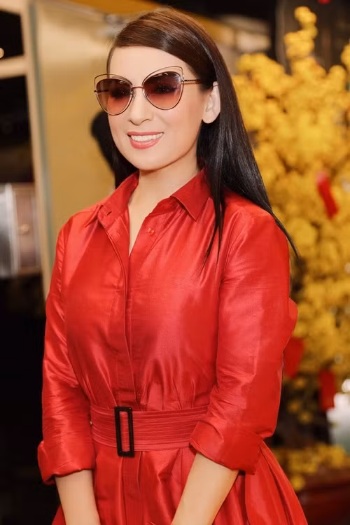 Phi Nhung diện hàng hiệu khoe nhan sắc tuổi 44