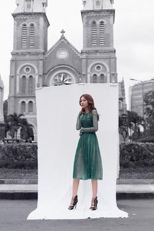 Bộ sưu tập được ra đờidành cho mùa xuân hè, chính vì thế trang phục nhẹ nhàng cắt maytrên chất liệu ren mềm mại là không thể thiếu. phi-phuong-anh-noi-bat-cung-trang-phuc-hot-trend-6