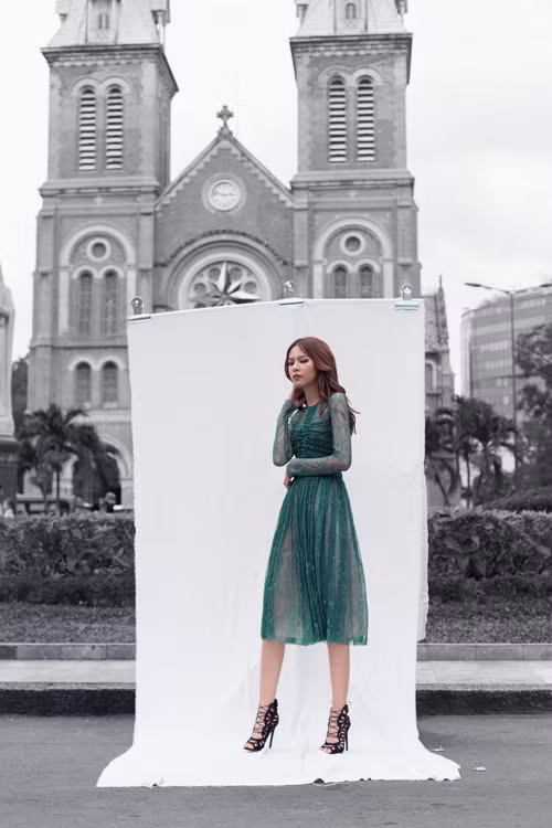 phi-phuong-anh-noi-bat-cung-trang-phuc-hot-trend-6