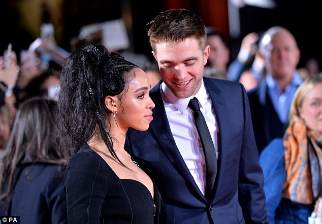 “Sao” phim Chạng vạng bất ngờ đưa bạn gái đi sự kiện ảnh 4 Robert Pattinson và FKA Twigs đều là những người kín đáo nên họ không thích chia sẻ chuyện tình cảm trên mặt báo