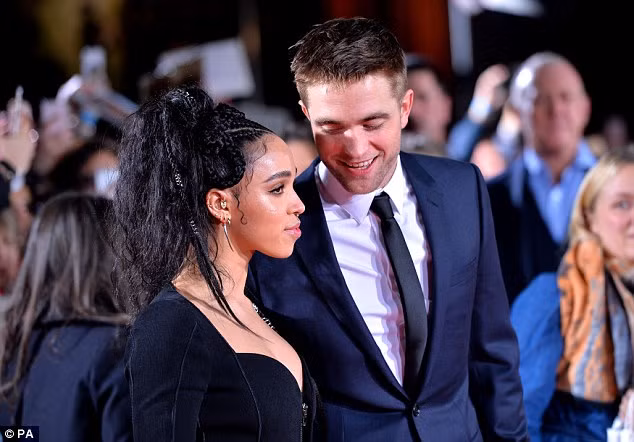  Robert Pattinson và FKA Twigs đều là những người kín đáo nên họ không thích chia sẻ chuyện tình cảm trên mặt báo 
