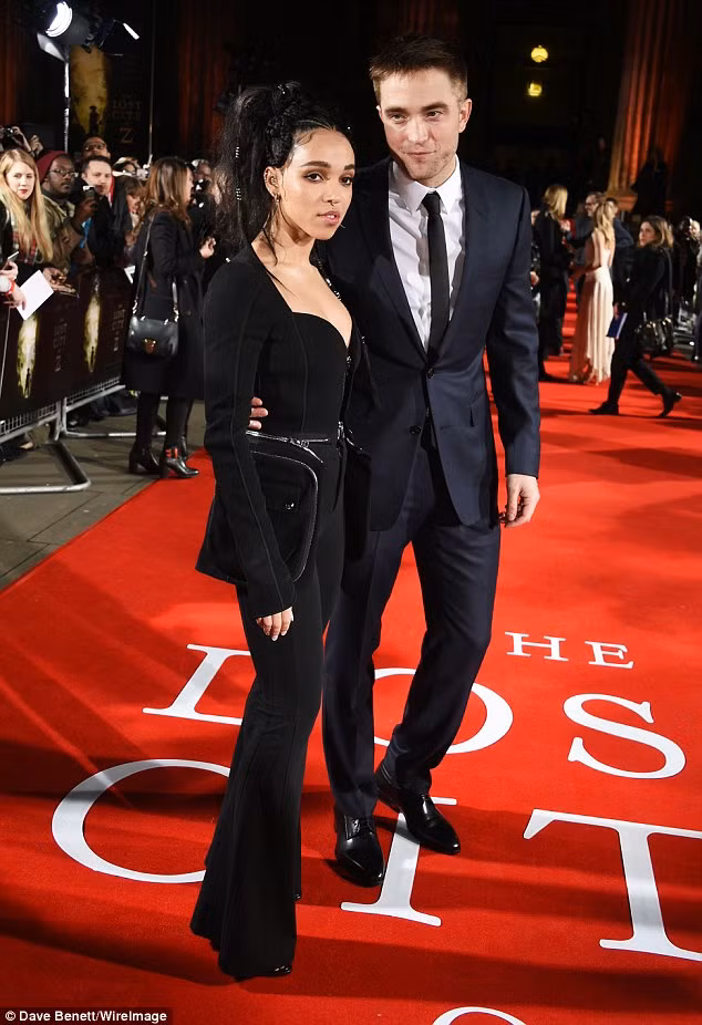  Robert Pattinson nổi lên từ thành công của loạt phim Chạng vạng, anh cũng từng tham gia phim Harrry Potter và chiếc cốc lửa 