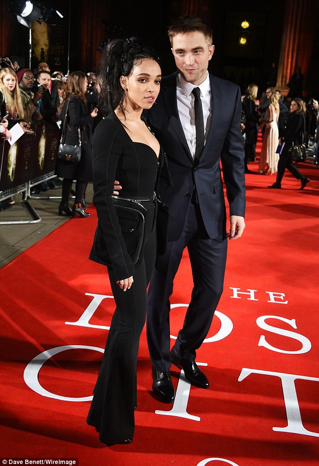 “Sao” phim Chạng vạng bất ngờ đưa bạn gái đi sự kiện ảnh 6 Robert Pattinson nổi lên từ thành công của loạt phim Chạng vạng, anh cũng từng tham gia phim Harrry Potter và chiếc cốc lửa