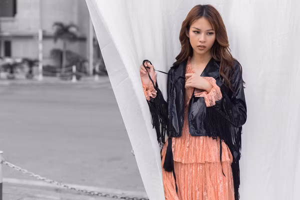 phi-phuong-anh-noi-bat-cung-trang-phuc-hot-trend-10