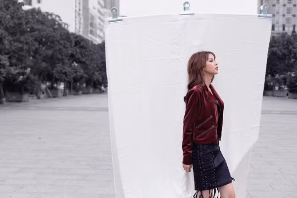 phi-phuong-anh-noi-bat-cung-trang-phuc-hot-trend-1