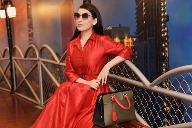 Phi Nhung diện hàng hiệu khoe nhan sắc tuổi 44