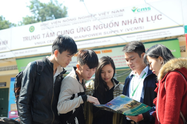 SInh viên của Học viện tìm hiểu về Trung tâm Cung ứng nguồn nhân lực