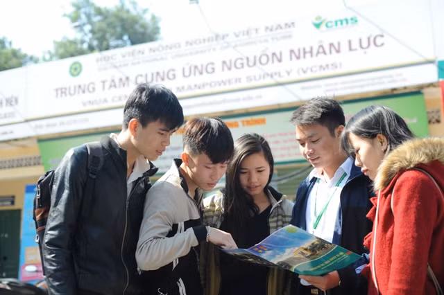 SInh viên của Học viện tìm hiểu về Trung tâm Cung ứng nguồn nhân lực