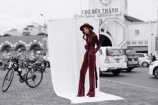 Bằng sự sáng tạo và cảm nhận tinh tế, nhà thiết kế đã khiến chất liệu vải nhung bóng mịn trở nên phong phú hơn với nhiều kiểu dáng trang phục đa dạng. phi-phuong-anh-noi-bat-cung-trang-phuc-hot-trend-4