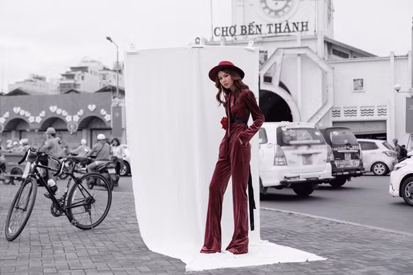 phi-phuong-anh-noi-bat-cung-trang-phuc-hot-trend-4