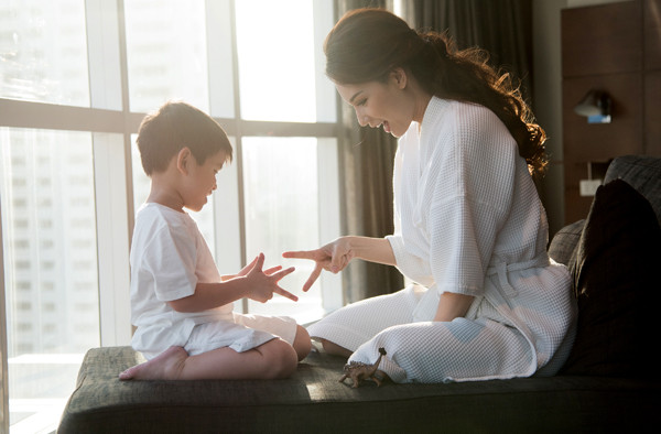 Quỳnh Chi mới có chuyến đi Mỹ thăm con trai. Gặp lại mẹ, bé Gia Phúc rất vui. quynh-chi-khong-buon-khi-biet-chong-cu-da-co-ban-gai-moi