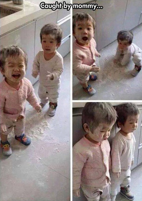 Khi bị mẹ bắt gặp đang nghịch phá. Khi bị mẹ bắt gặp đang nghịch phá.