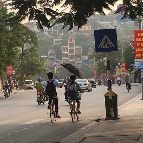 Tán ô che lối em về. Tán ô che lối em về.