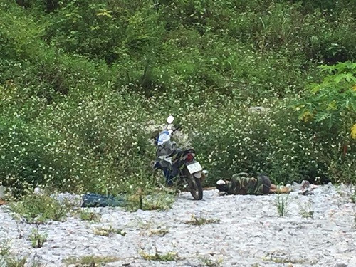 Đã uống rượu say, tấp ngay vào lề nằm ngủ. Đã uống rượu say, tấp ngay vào lề nằm ngủ.