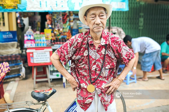 Cụ ông bán vé số "chất" nhất Châu Đốc, "bắn" cả tiếng Anh, Pháp 