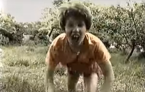 Oxana được cứu thoát khỏi một chuồng chó vào năm 8 tuổi.