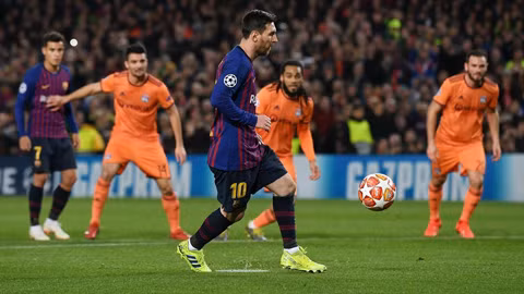 Cú panenka mạo hiểm nhưng vui vẻ của Messi