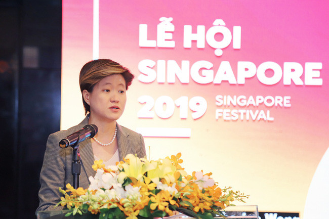 Bà Catherine Wong Siow Ping, Đại sứ Singapore tại Việt Nam giới thiệu về Lễ hội Singapore đầu tiên ở Việt Nam. Bà Catherine Wong Siow Ping, Đại sứ Singapore tại Việt Nam giới thiệu về Lễ hội Singapore đầu tiên ở Việt Nam.