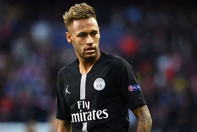 4. Neymar: Thu nhập: 14,2 triệu bảng – Điểm tìm kiếm trung bình: 55 – Người theo dõi trên các trang mạng xã hội: 107,2 triệu.
