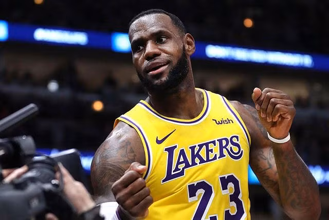 2. LeBron James: Thu nhập: 39,1 triệu bảng – Điểm tìm kiếm trung bình: 47 – Người theo dõi trên các trang mạng xã hội: 45,3 triệu.