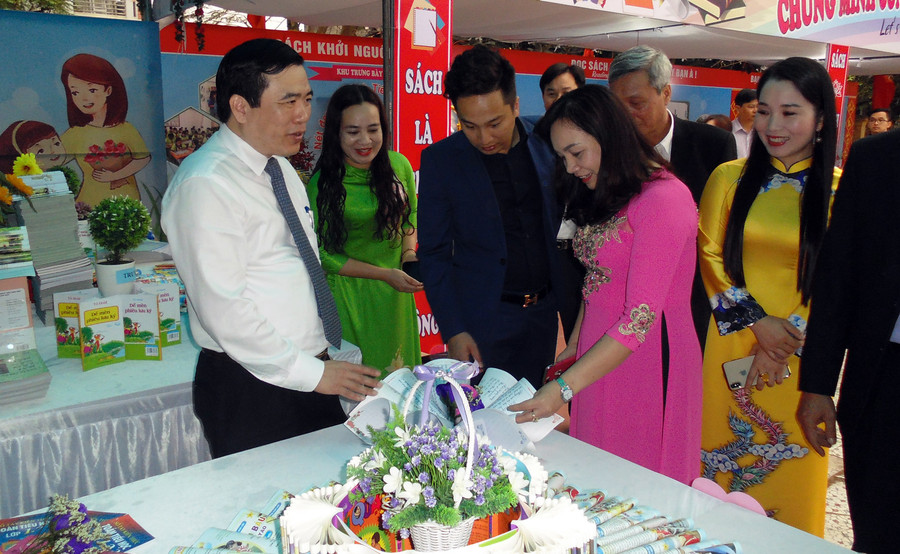 Ông Nguyễn Minh Tường và các đại biểu tham quan Ngày hội Viết chữ đẹp và Ngày hội Thiếu nhi vui khỏe cấp tiểu học