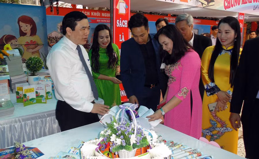 Ông Nguyễn Minh Tường và các đại biểu tham quan Ngày hội Viết chữ đẹp và Ngày hội Thiếu nhi vui khỏe cấp tiểu học