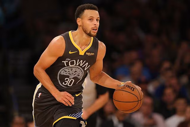 9. Stephen Curry: Thu nhập: 31,6 triệu bảng – Điểm tìm kiếm trung bình: 12 – Người theo dõi trên các trang mạng xã hội: 23 triệu.