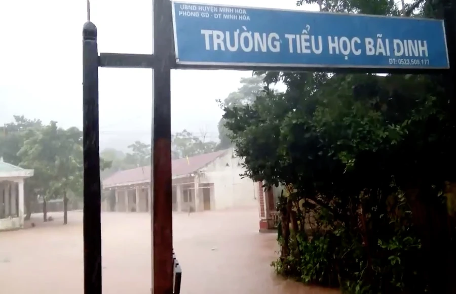 Mưa lớn ngập sân trường Tiểu học Bãi Dinh (Dân Hoá – Minh Hoá)