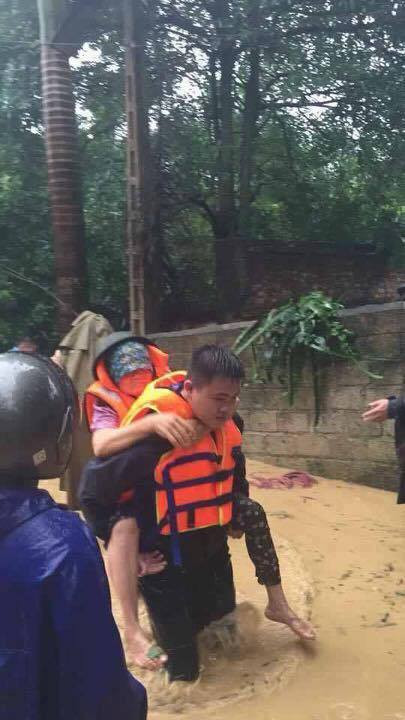 Cõng người dân đi sơ tán đến nơi an toàn.