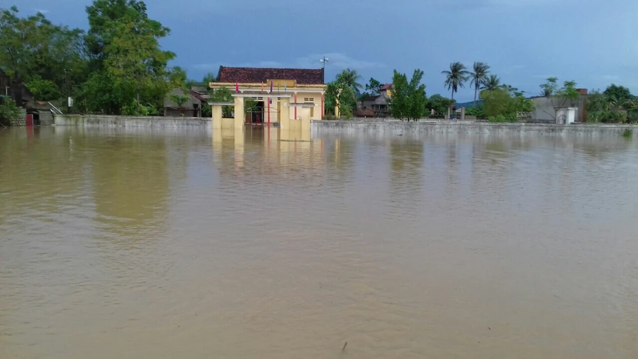 Nhiều nơi trên địa bàn Thanh Hóa bị ngập lụt nặng khiến giao thông bị chia cắt, học sinh không thể đến trường. Ảnh: Nguyễn Quỳnh