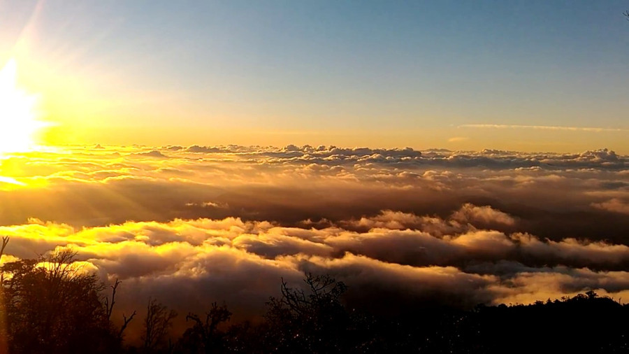 Nếu không muốn bỏ qua vẻ đẹp trên núi Chiêu Lầu Thi, bạn cần tỉnh giấc sớm để lên đỉnh núi đón bình minh.