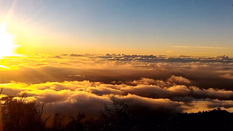 Nếu không muốn bỏ qua vẻ đẹp trên núi Chiêu Lầu Thi, bạn cần tỉnh giấc sớm để lên đỉnh núi đón bình minh.