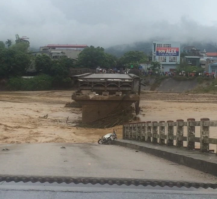 Yên Bái: Lũ cuồn cuộn đổ về, cầu Thia gãy đôi, 12 người chết và mất tích