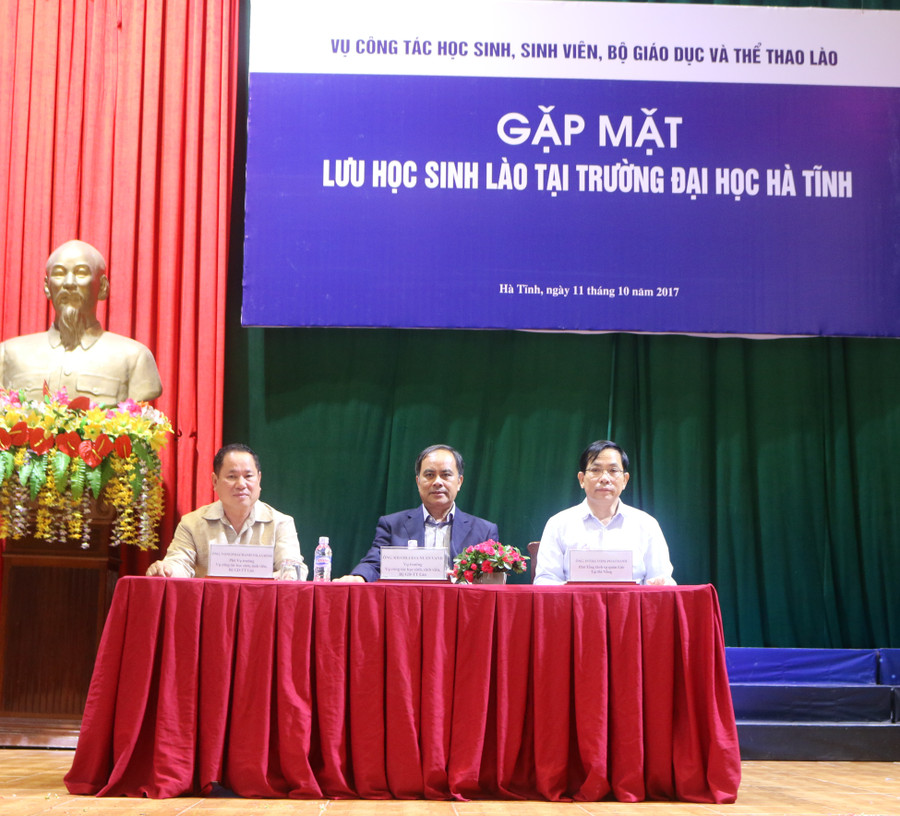 Đoàn Công tác làm việc với các em Lưu học sịnh Lào